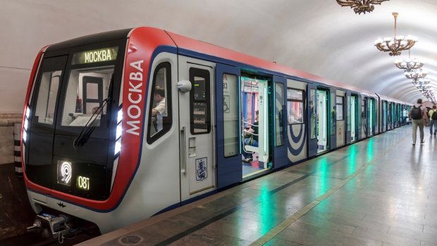 Rusiya metrosunda məktəbli qatara atəş açıb