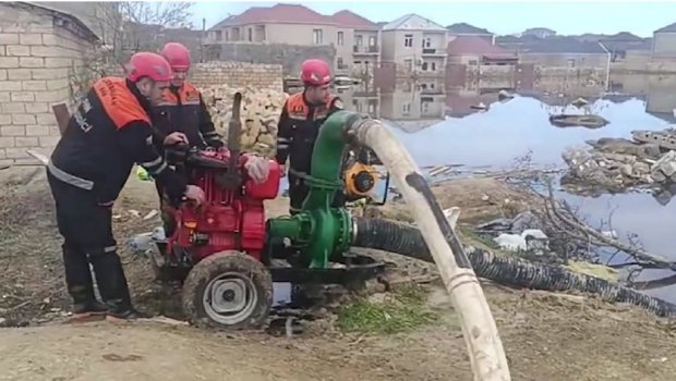 Yağışın fəsadları belə aradan qaldırılır &ndash; VİDEO