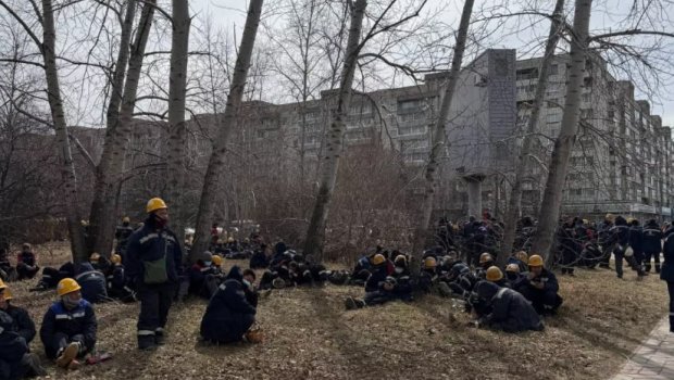 Rusiyada çinli fəhlələr maaşların verilməməsinə görə etiraz edirlər - VİDEO