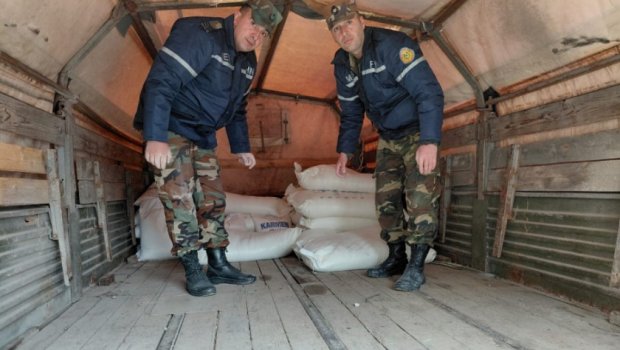 Yolu bağlanan Qonaqkəndə ərzaq aparıldı - FOTO/VİDEO