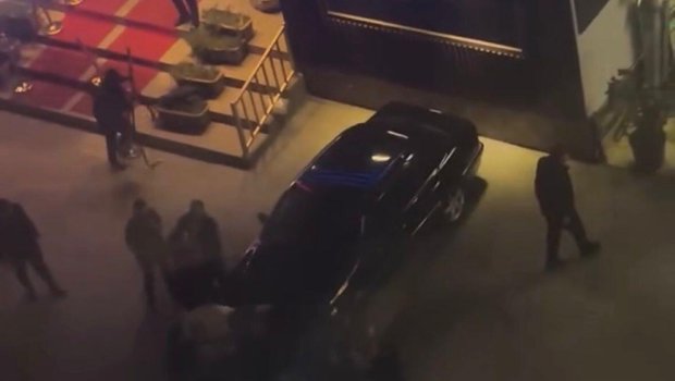 Bakıda restoranın qarşısında kütləvi dava &ndash; VİDEO