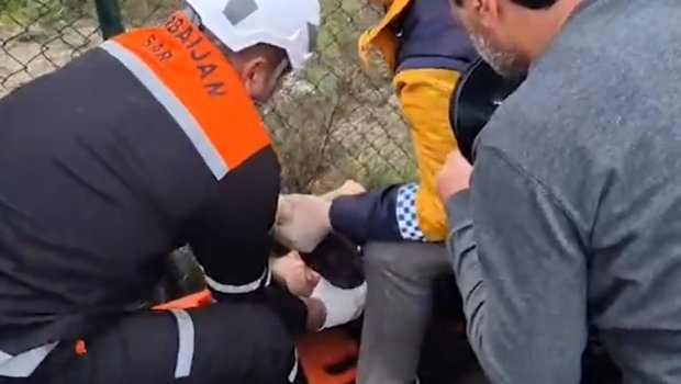 Avtomobildə sıxılı vəziyyətdə qalmış qadının xilas anı - VİDEO