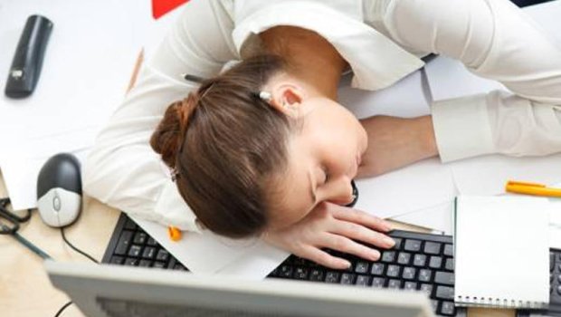 Maaşının artırılması üçün işdə yataraq etiraz etdi