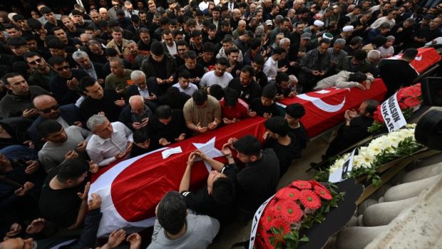 Türkiyədə məktəbə hücum zamanı həlak olan UŞAQLAR dəfn edildi - FOTOLAR