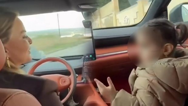 Bağça müdirəsi yol hərəkəti qaydalarını heçə saydı: Azyaşlının həyatını təhlükəyə atdı &ndash; VİDEO