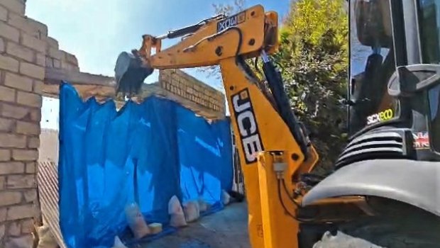 Gəncədə qanunsuz inşa olunan tikili söküldü &ndash; FOTO/VİDEO