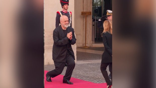 Yenə də onun qarşısında diz çökdü &ndash; Video