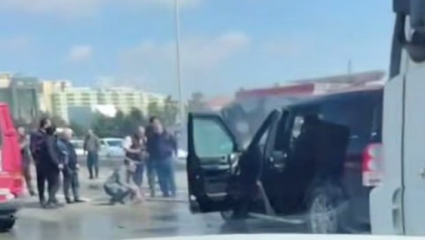 &ldquo;Land Rover&rdquo; yolun ortasında yandı &ndash; VİDEO