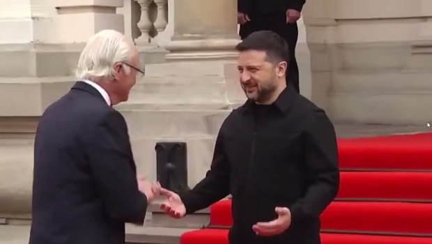 İsveç kralı Zelenskinin əlini sıxmaqdan imtina etdi &ndash; VİDEO