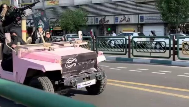 İranda əli silahlı qadınlar küçələrə axışdı &ndash; VİDEO