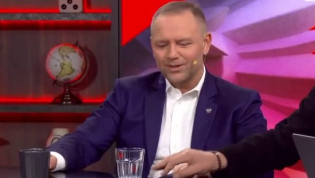 Polşa Prezidentinin canlı yayımdakı bu hərəkəti gündəm oldu &ndash; VİDEO