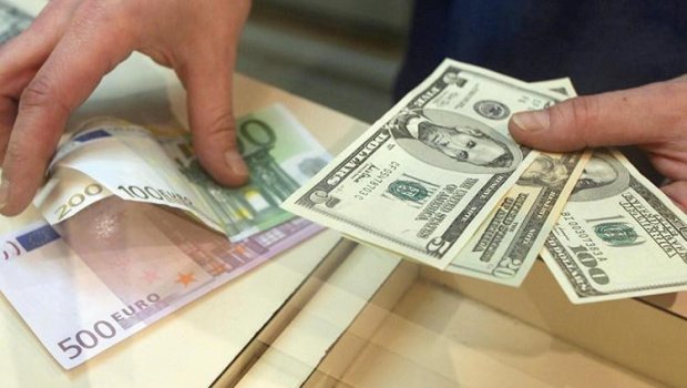 94 min dollar gətirmək istədi, 64 min manat cərimələndi