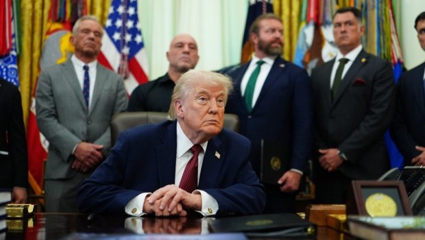 Tramp MÜŞAVİRƏ KEÇİRİR: Hörmüz boğazındakı vəziyyətə görə...