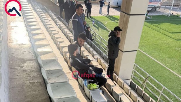 Qurban Qurbanovun cəzalandırdığı Elvin və Abbas tribunadan matça baxdılar - FOTO