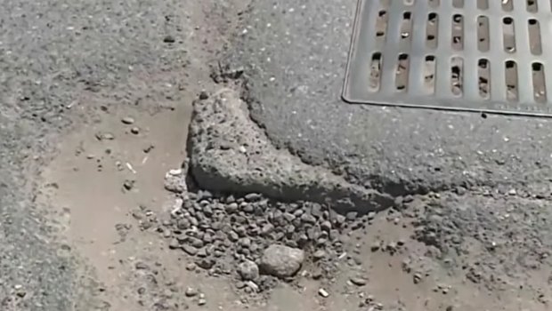 Binəqədi-Balaxanı yolunda çuxurlar maşınları sıradan çıxarır - VİDEO