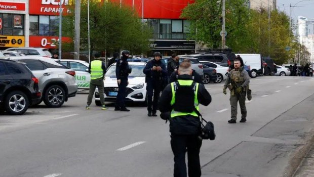Kiyevdə polislər atışma zamanı hadisə yerindən qaçdı - VİDEO