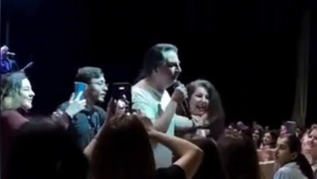 İDDİA: Çelik Bakıda konsertində tamaşaçılara hörmətsizlik etdi - VİDEO
