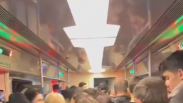 Bakı metrosunda vaqonlarda qalan sərnişinlər belə təxliyə edilir &ndash; VİDEO