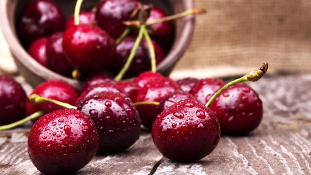 Mövsümün ilk gilası 30 minə satıldı