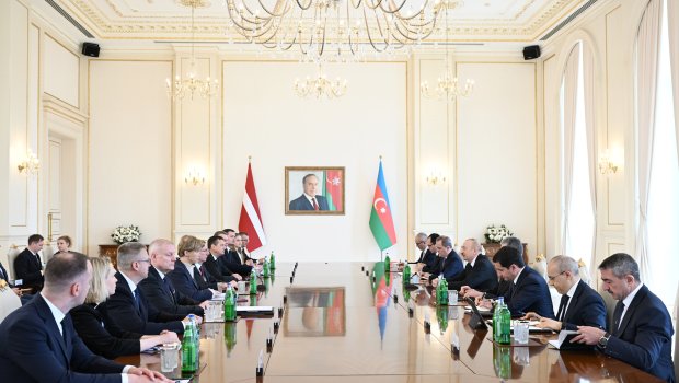 Azərbaycan və Latviya prezidentlərinin geniş tərkibdə görüşü - FOTO