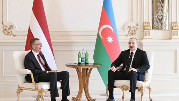İlham Əliyev və Edqars Rinkeviçs mətbuata bəyanatlarla çıxış edirlər