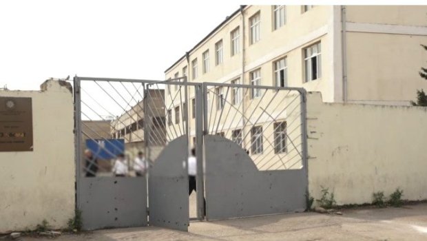 Valideynlər Bakıda məktəbin qarşısında dalaşdılar: Biri digərini BIÇAQLADI &ndash; VİDEO