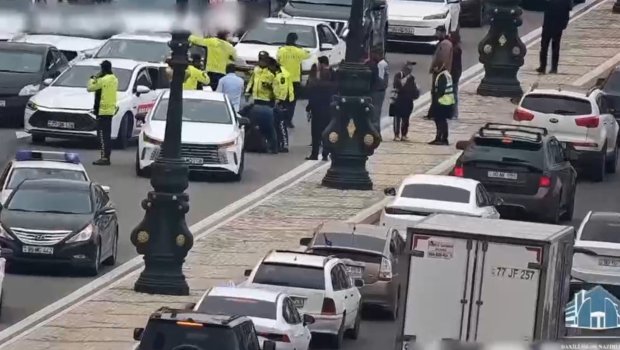 Bakıda HƏYƏCANLI ANLAR: Piyadanı maşın vurdu, POLİSLƏR dərhal xəstəxanaya çatdırdı - VİDEO