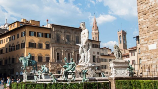 Dostlarının sözü ilə heykələ dırmaşdı &ndash; Beş min avro ZİYANA DÜŞDÜ