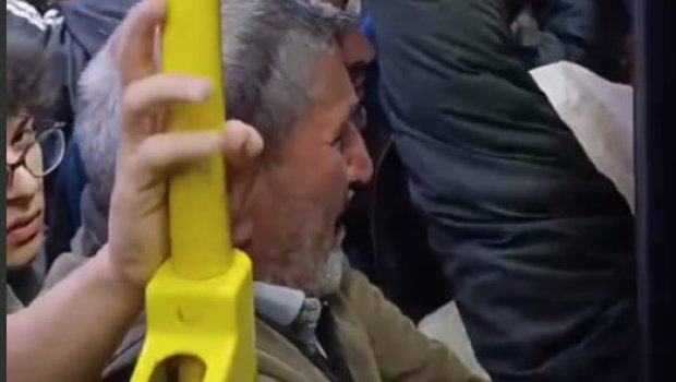 569 nömrəli avtobus qapısı açıq hərəkət edir: Sərnişinlər risk altındadır &ndash; VİDEO