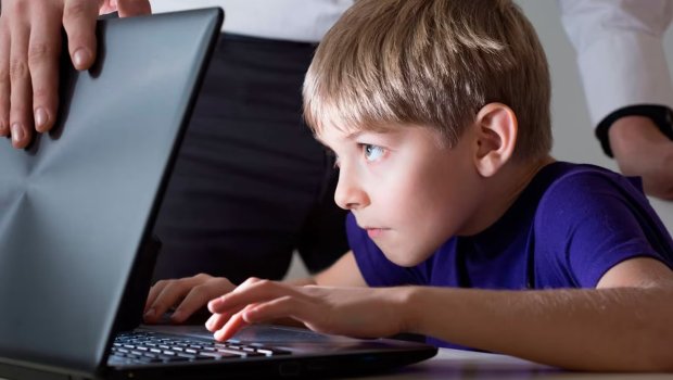 Daha bir ölkə uşaqlar üçün sosial şəbəkələri QADAĞAN EDİR