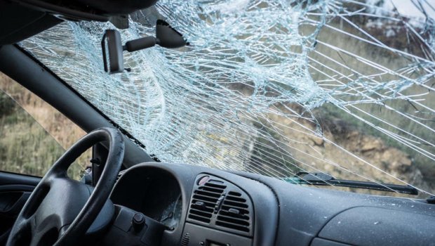 Şəkidə avtomobil ağaca çırpıldı: Ölən və xəsarət alan var