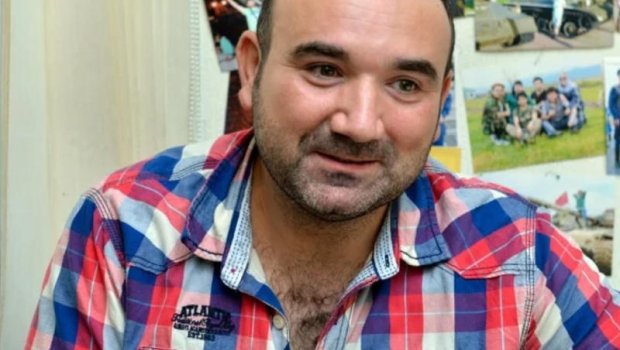 Azərbaycanlı aktyor yıxılıb ayağını sındırdı - VİDEO