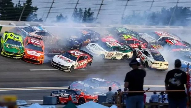 Yarışda 27 avtomobil bir-biri ilə TOQQUŞDU - VİDEO