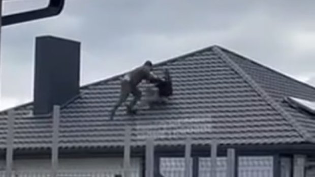 Ukraynada səfərbərlikdən yayınan kişi binanın damına çıxdı, tutularkən yıxıldı &ndash; ANBAAN VİDEO