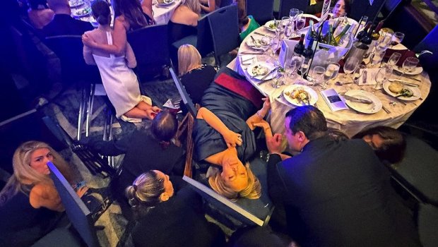 Vaşinqtonda bəzi qonaqlar atışmadan sonra lkoqollu içkiləri özləri ilə aparıb