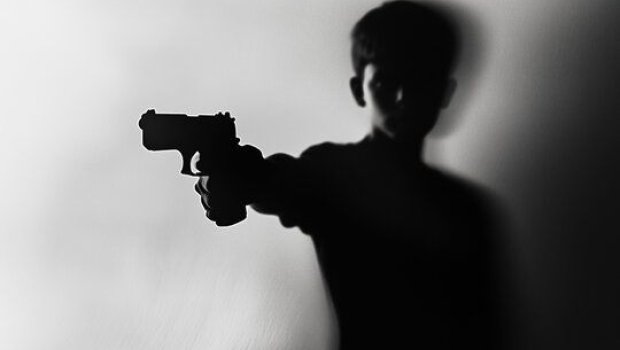 ABŞ-da dəhşətli HADİSƏ: dərsə getmək istəməyən yeniyetmə atasını güllələdi