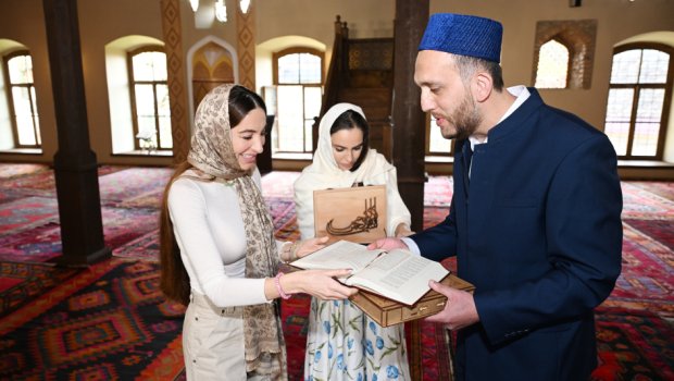 Leyla Əliyeva və Arzu Əliyeva Şəkidə Xan məscidini ziyarət etdilər &ndash; FOTO