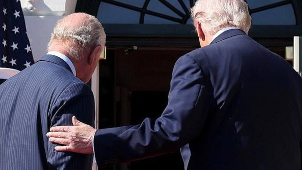 Tramp III Çarlzla görüşdə kral protokolunu pozdu - VİDEO