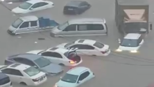 Çində rekord yağıntı - Şəhər su altında qaldı &ndash; VİDEO