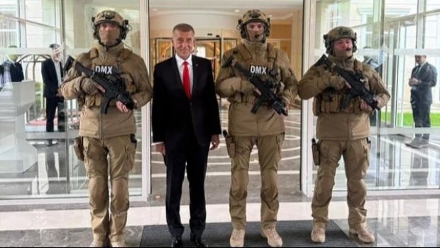 Andrey Babiş Azərbaycanda onu qoruyanlarla xatirə şəkli çəkdirdi