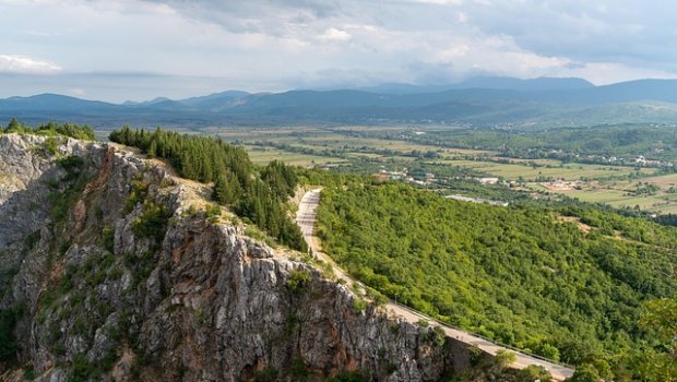Qadın 60 metrlik yüksəklikdən yıxıldı &ndash; SAĞ QALDI
