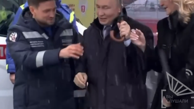 Putin çətir tutmaq təklifini nəzakətlə rədd etdi &ndash; VİDEO