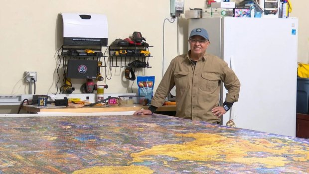 Dünyanın ən böyük pazlını yığdı: Qarajda 9 metrlik masa düzəltdi - FOTO