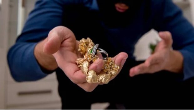 Sevdiyi qızın anasının qızıllarını oğurladı, özünə nişan məclisi TƏŞKİL ETDİ