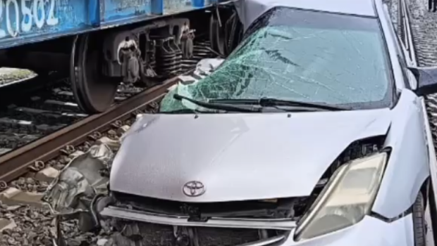 Bir gündə eyni dəmir yolu keçidində iki &ldquo;Prius&rdquo; qatarla toqquşdu &ndash; VİDEO