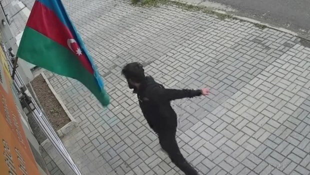 Bayrağa hörmətsizlik edən şəxs barəsində tədbir görüləcək &ndash; VİDEO
