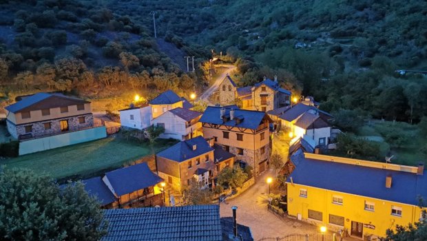 Bu kəndin 16 sakini var, amma 25 min turist gəlir - Fotolar