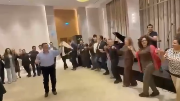 Xarici diplomatlar Şuşada yallı getdilər - VİDEO