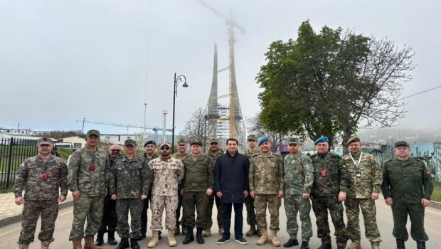Hikmət Hacıyev Azərbaycanda akkreditə olunmuş hərbi attaşelərlə Şuşadan foto paylaşıb
