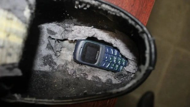 İmtahana ayaqqabısının altında telefon keçirtmək istədi